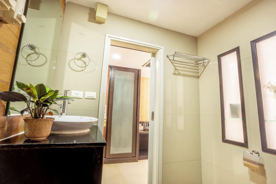 Shower, free toiletries, hair dryer, towels