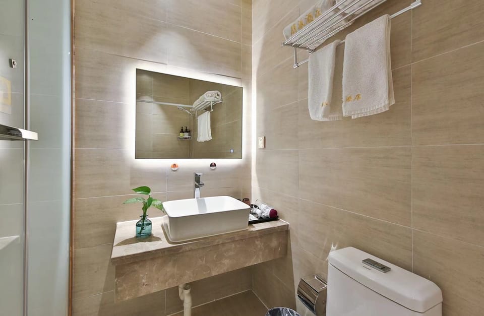 Superior Double Room | Bathroom | Shower, hair dryer, slippers, towels