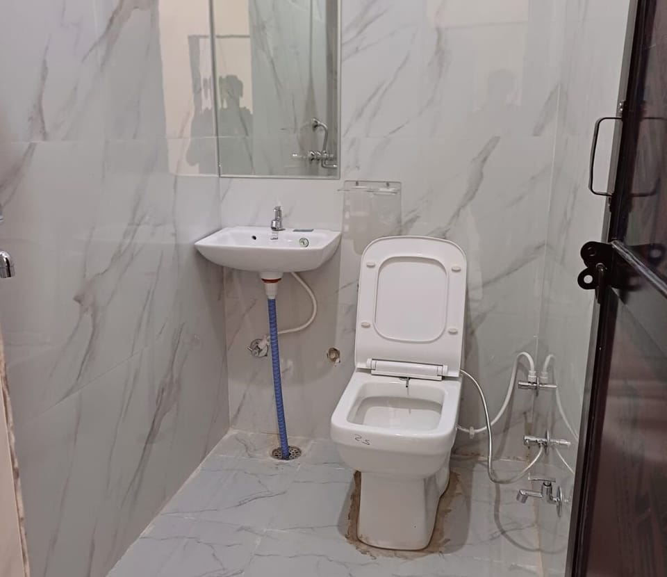 Classic Double Room, Balcony, City View | Bathroom | Shower, free toiletries, towels, soap