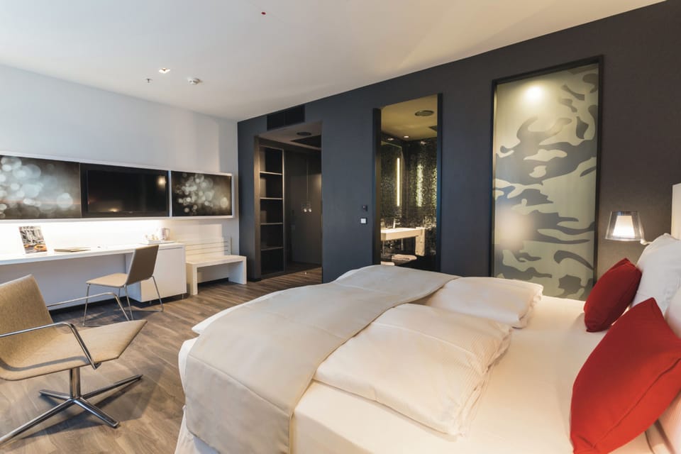 Deluxe Room, 1 King Bed (Superior) | Down comforters, in-room safe, desk, laptop workspace