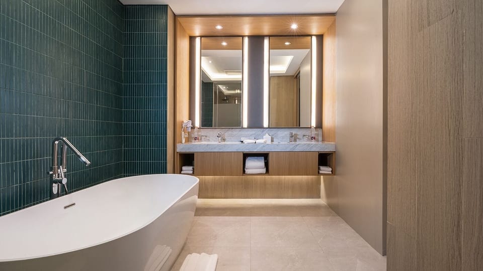 Executive Suite | Bathroom amenities | Shower, hair dryer, slippers, towels