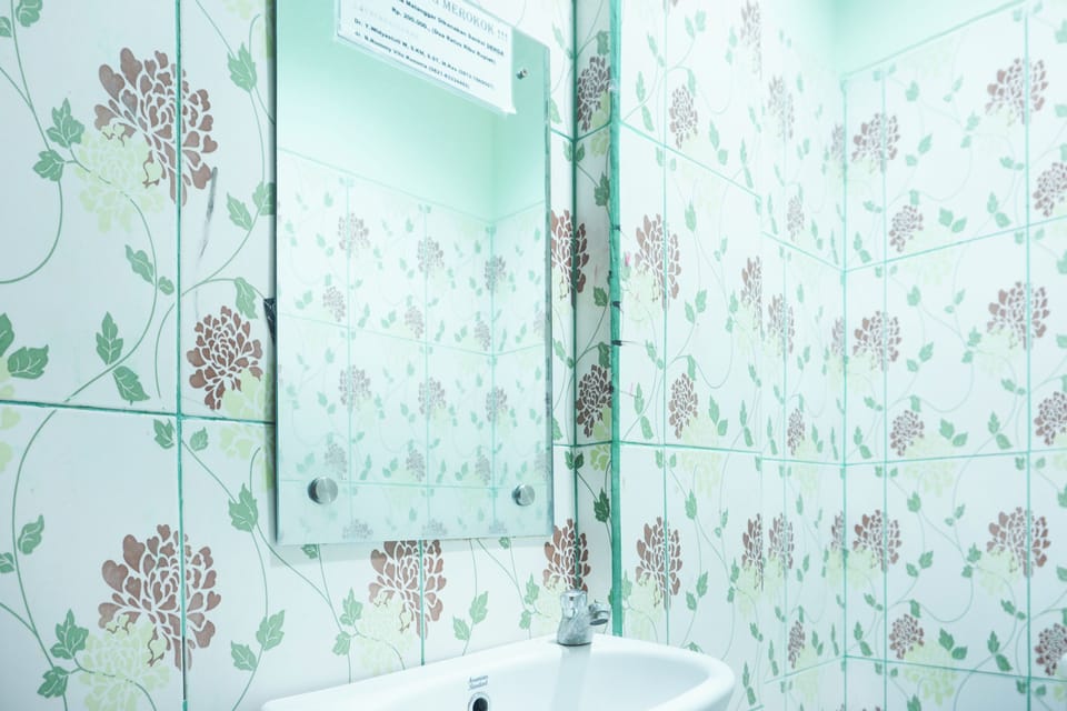 Shower, bidet, towels