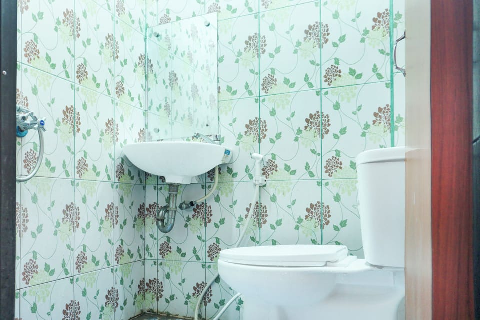 Shower, bidet, towels