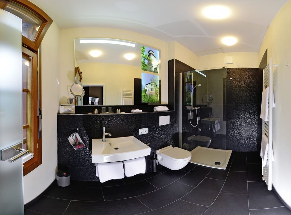 Comfort Double Room, 1 King Bed, Mountain View | Bathroom | Free toiletries, hair dryer, towels