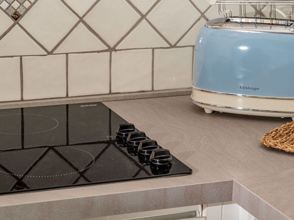 Property, Rectangle, Product, Automotive Design, Architecture, Interior Design, Flooring, Floor, Line, Wood