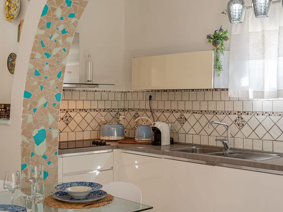 Tap, Property, Sink, Plumbing Fixture, Countertop, Interior Design, Building, Architecture, Kitchen Sink, Floor