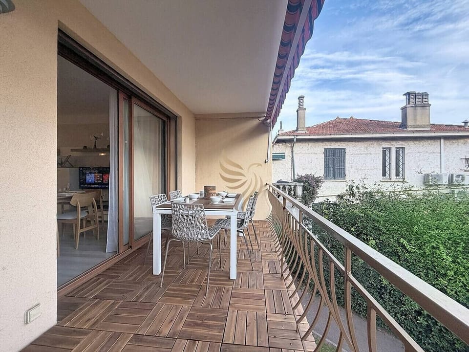 Cette terrasse invite à des repas conviviaux avec une vue dégagée et aperçu mer. Imaginez des soirées d`été autour de cette table, où vous pourrez prolonger les conversations sous le ciel étoilé.