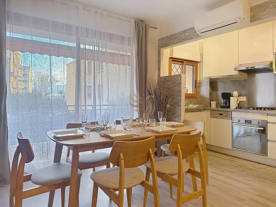 Imaginez-vous savourant un bon repas à la table à manger blanche, baignée de lumière naturelle. La cuisine est compacte mais bien équipée, idéale pour cuisiner de délicieux repas. L`éclairage suspendu ajoute une touche contemporaine à l`espace.