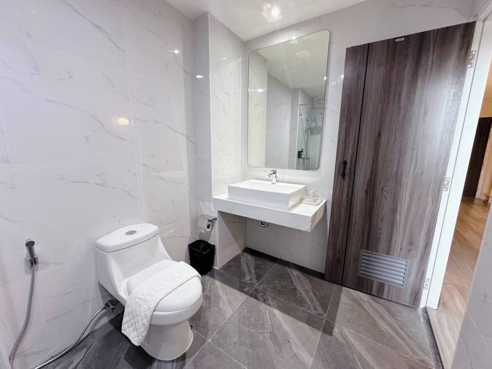 Deluxe Double or Twin Room, Balcony, City View | Bathroom