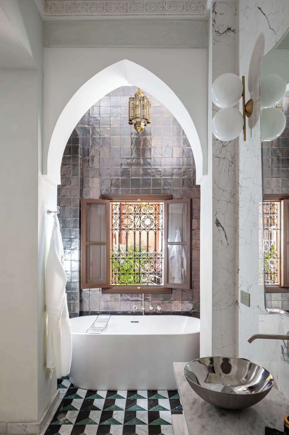 Mmuddu | Bathroom | Separate tub and shower, hair dryer, bathrobes, slippers