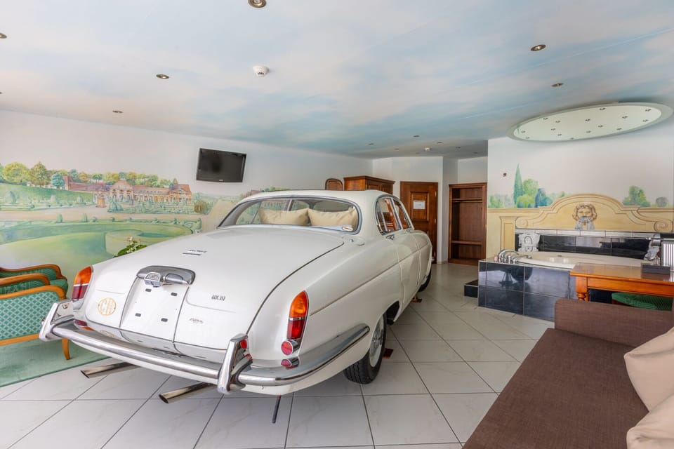 Jaguar Suite | Hypo-allergenic bedding, minibar, in-room safe, desk
