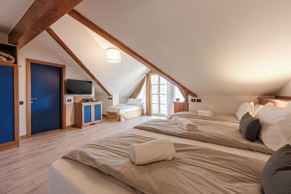 Classic Double or Twin Room, Mountain View | In-room safe, desk, blackout drapes, soundproofing