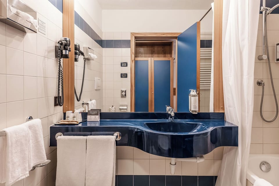 Classic Quadruple Room | In-room safe, desk, blackout drapes, soundproofing