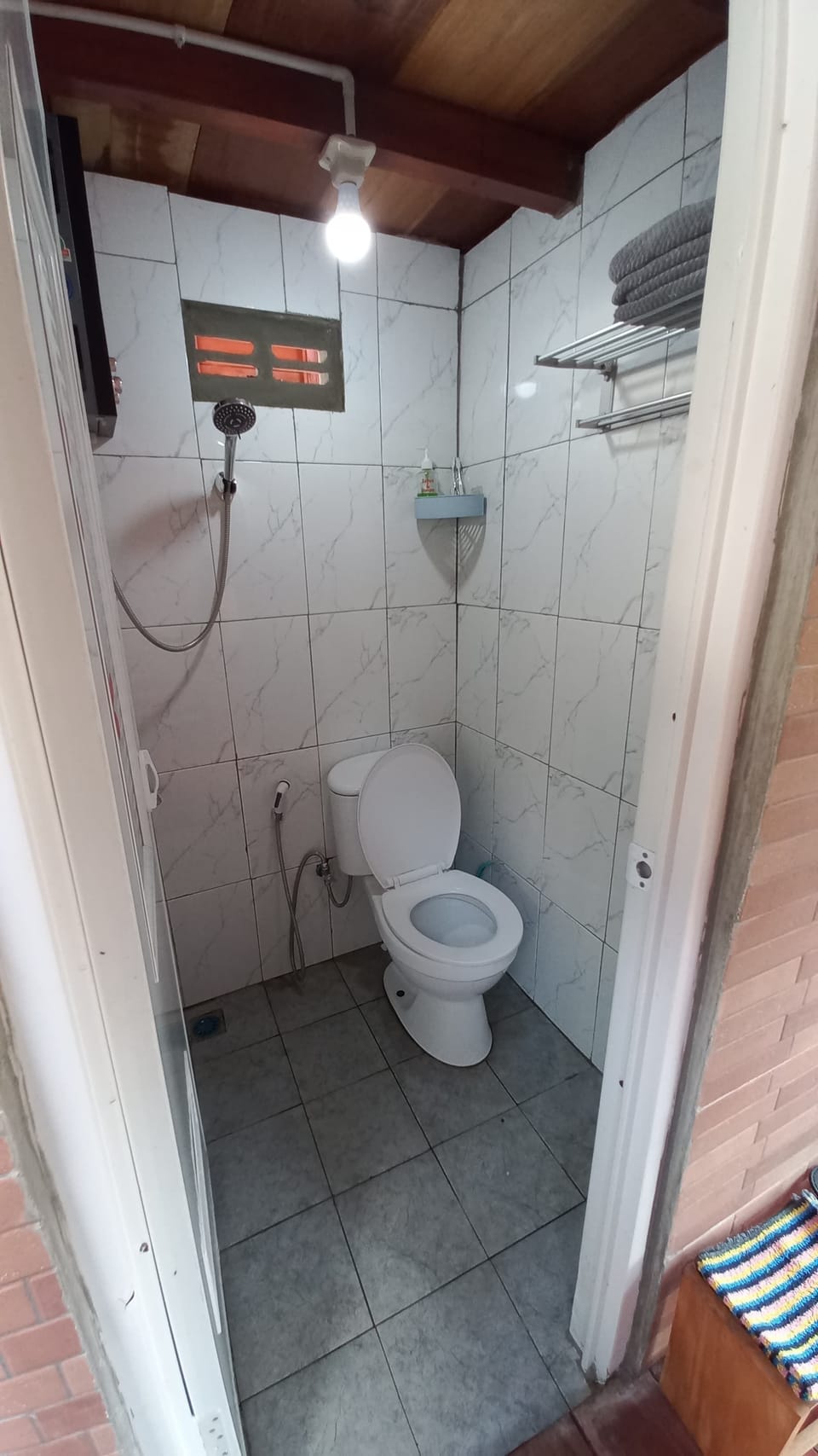 Classic Duplex, Mountain View | Bathroom | Shower, free toiletries, slippers, bidet