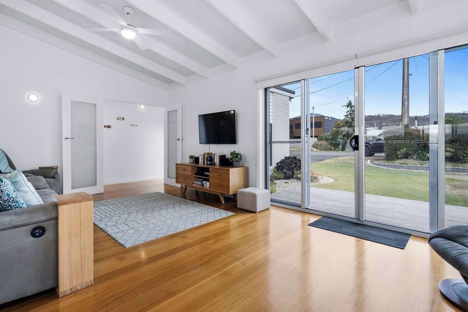 Comfy large lounge with Smart TV and stereo