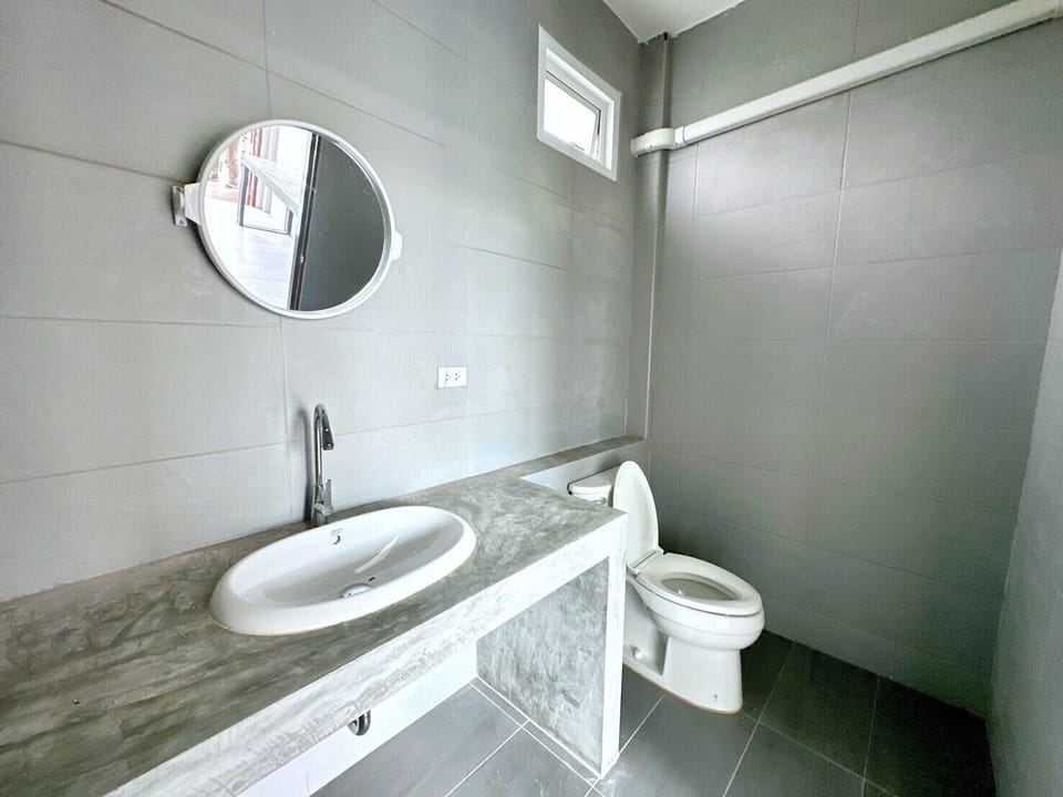 Shower, hydromassage showerhead, free toiletries, towels