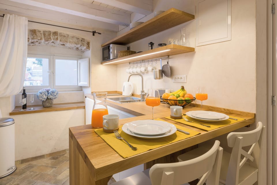Luxury Studio, City View | In-room dining