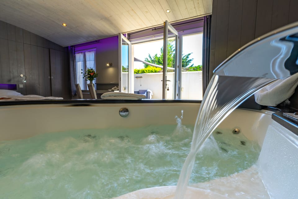 Luxury Suite, 1 Bedroom, Hot Tub | 1 bedroom, premium bedding, minibar, in-room safe