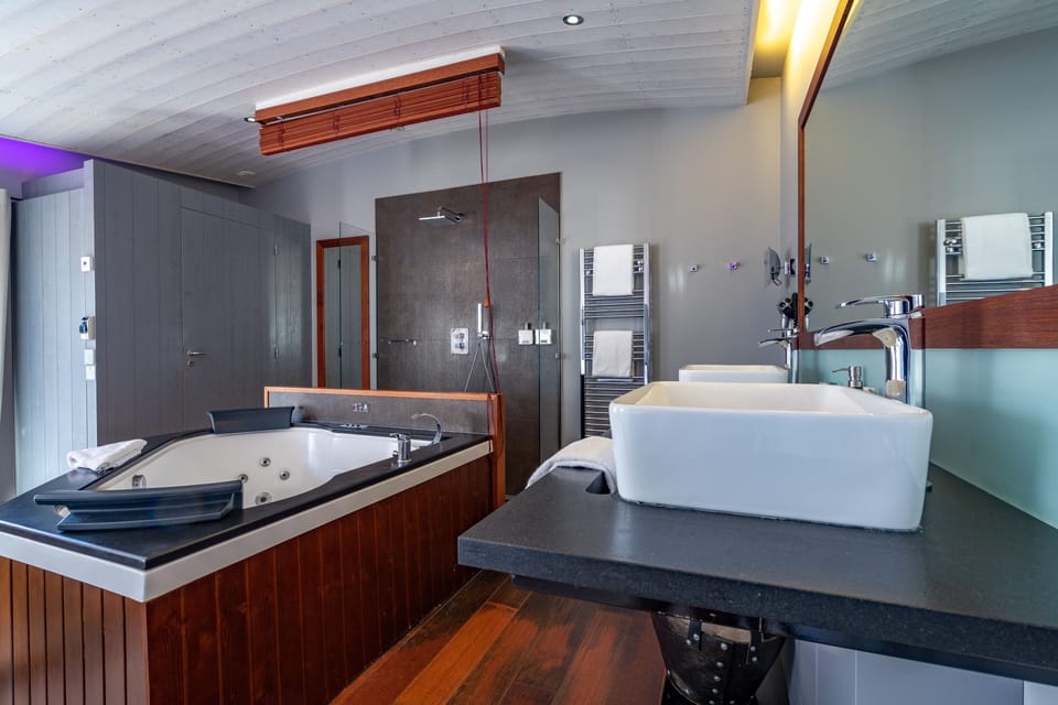 Luxury Suite, 1 Bedroom, Hot Tub | 1 bedroom, premium bedding, minibar, in-room safe