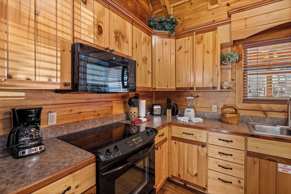 Fully equipped kitchen: dinner/cook/bake/silver-ware provided