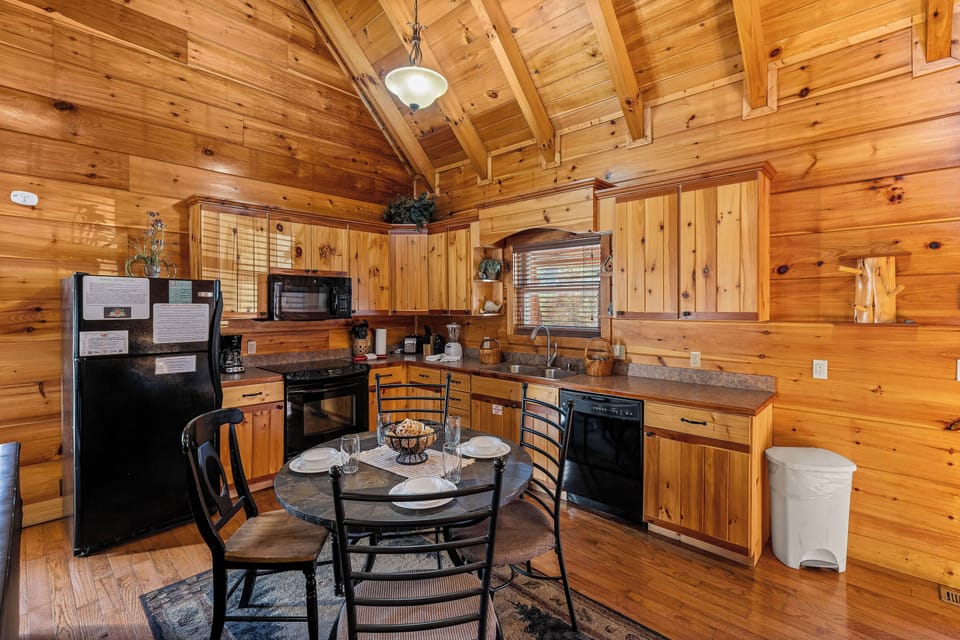Fully equipped kitchen and dining area