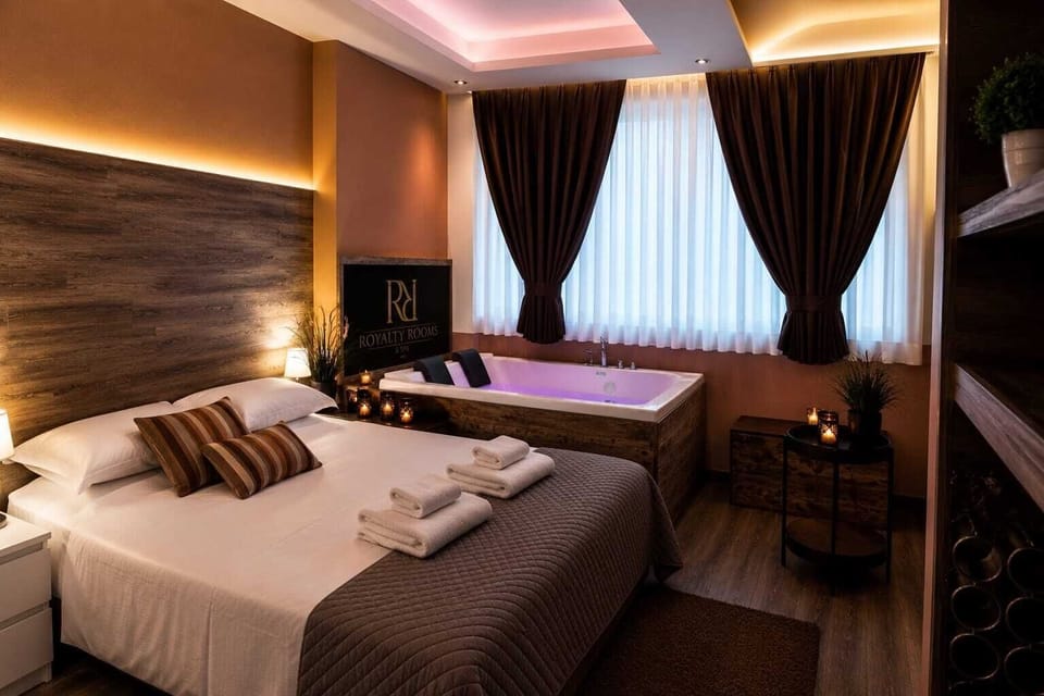 Deluxe Room | In-room safe, desk, blackout drapes, iron/ironing board