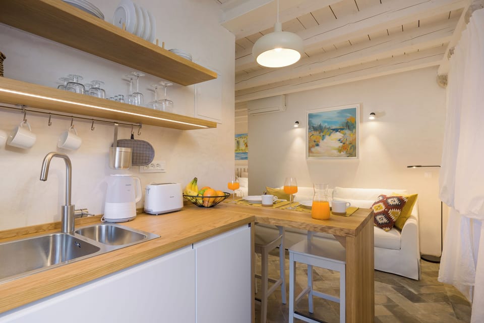 Deluxe Studio, City View | Private kitchen | Electric kettle, toaster