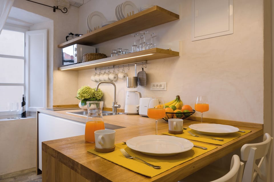 Deluxe Studio, City View | In-room dining