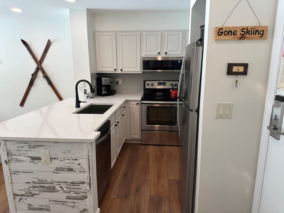 Condo, 1 Bedroom | Private kitchen | Fridge, oven, toaster