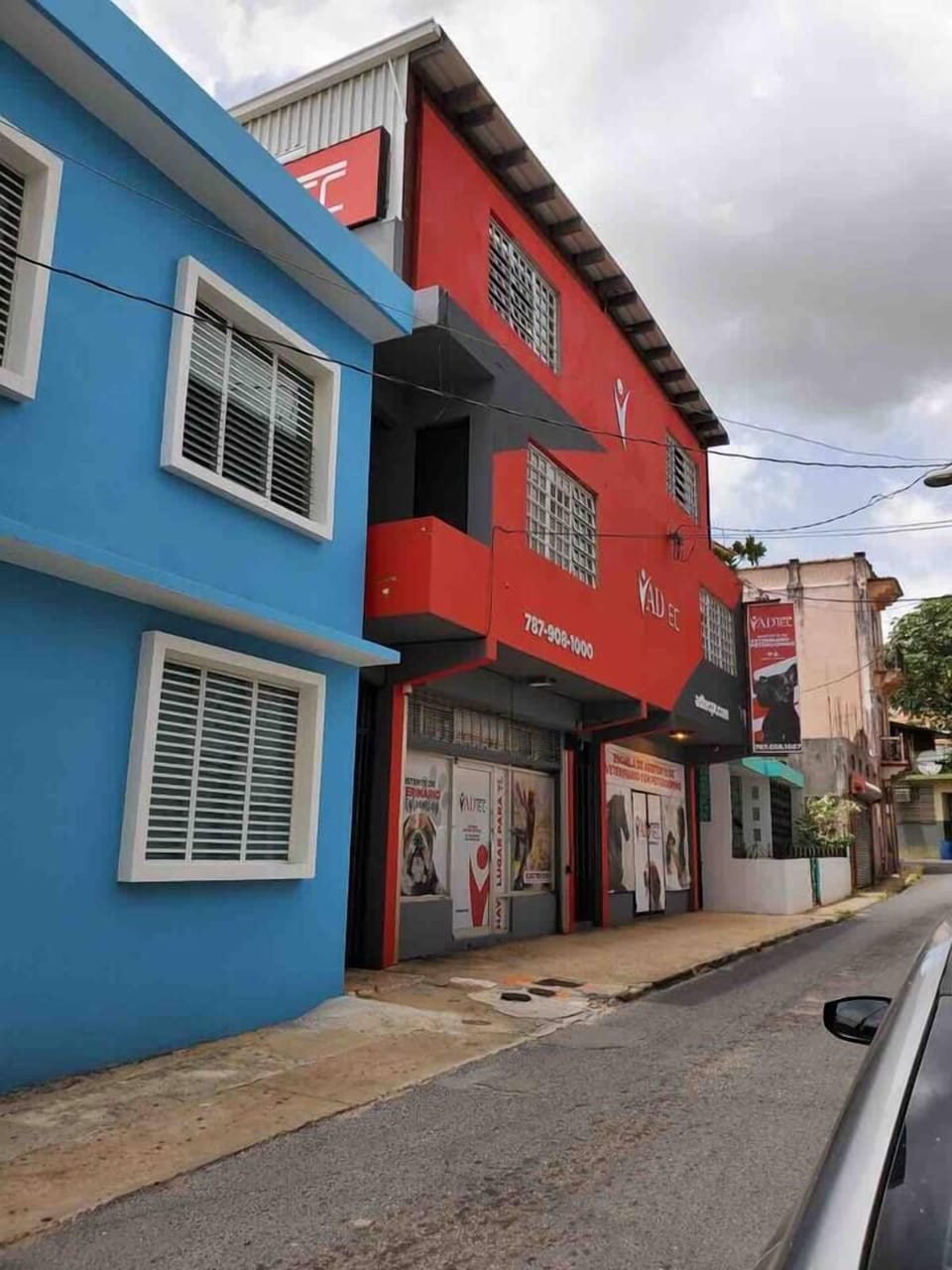Edificio azul al lado de Adtec