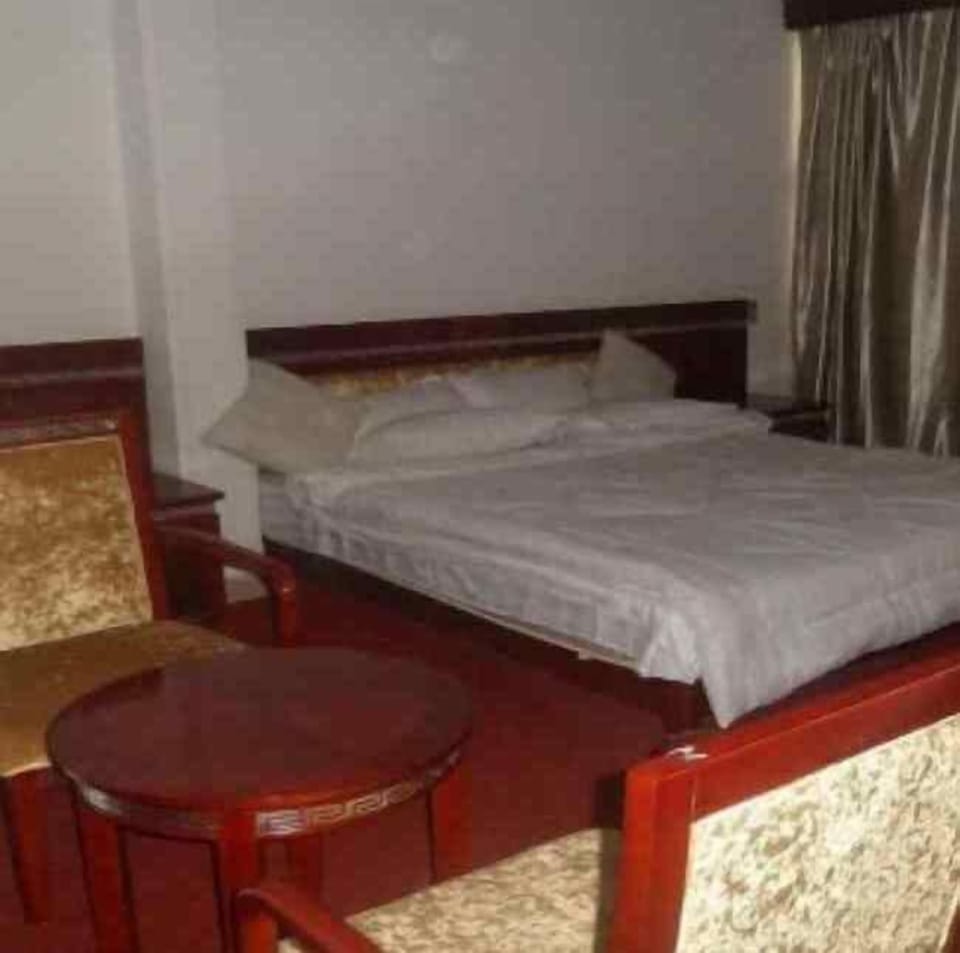 Classic Single Room, Balcony | Desk, laptop workspace, iron/ironing board, WiFi (free)