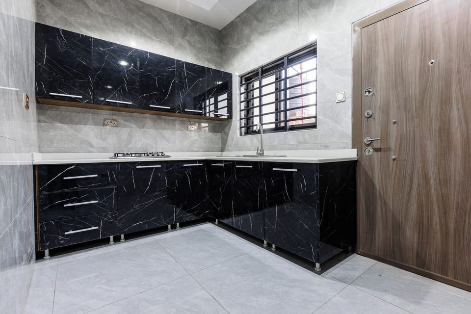 Deluxe Suite, Multiple Beds, City View | Private kitchen