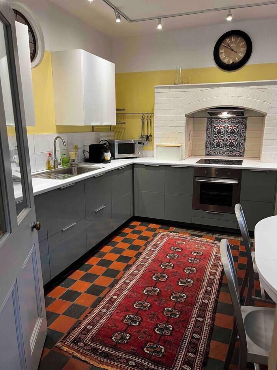 Kitchen with table 