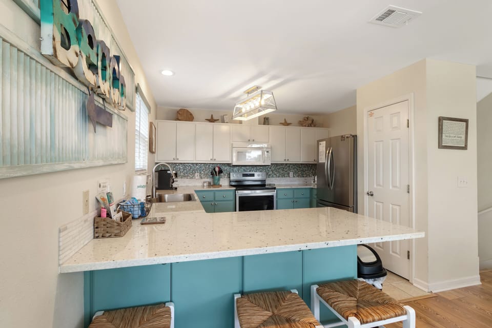 Fully stocked kitchen with eat-in breakfast bar