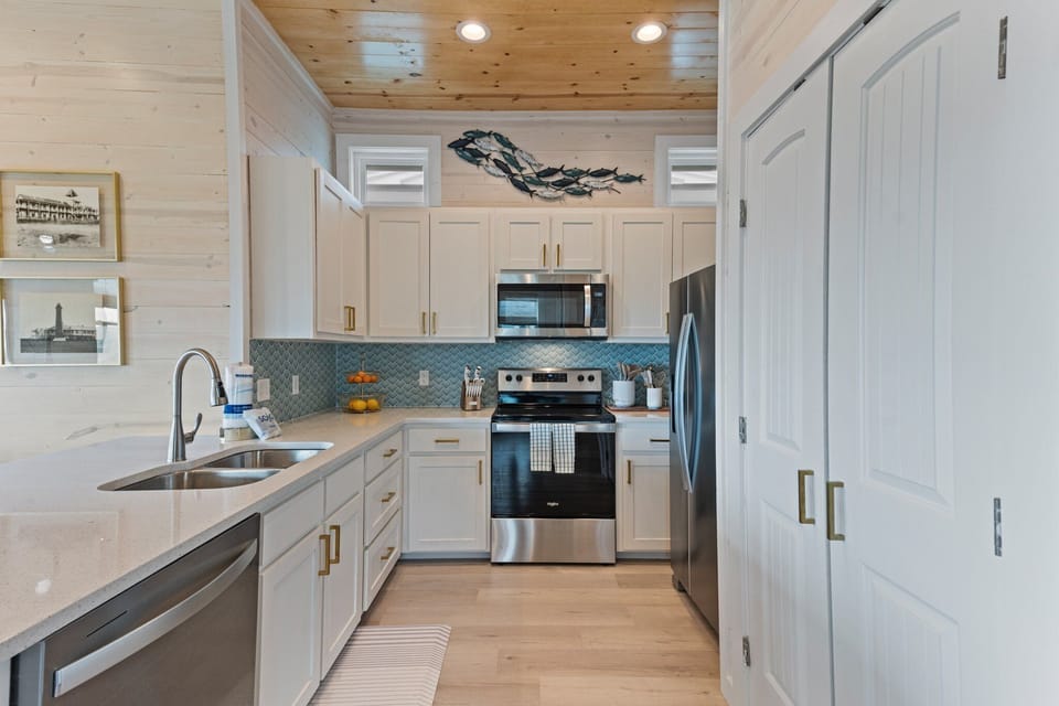 House, Multiple Beds, Pool Access, Pool View (Palm Beach! ) | Private kitchen | Fridge, microwave, oven, stovetop