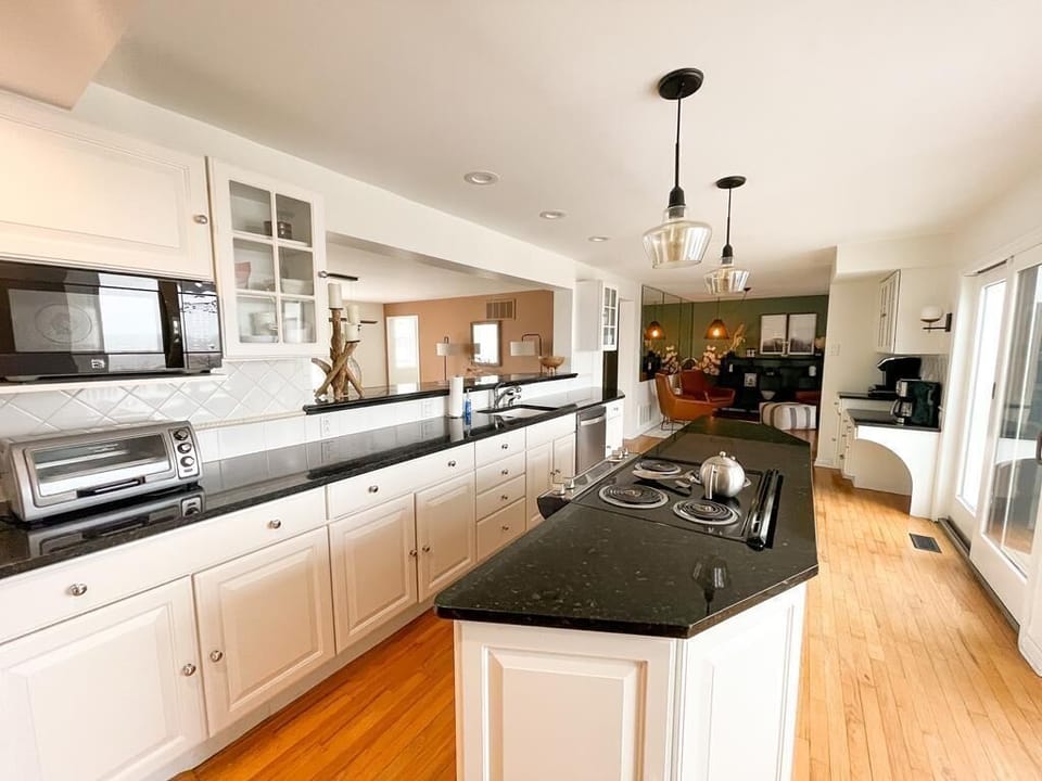 Kitchen: meal prep with a view.