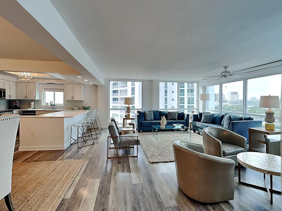 Condo, Multiple Beds (Shoreline Towers 1066) | Living area
