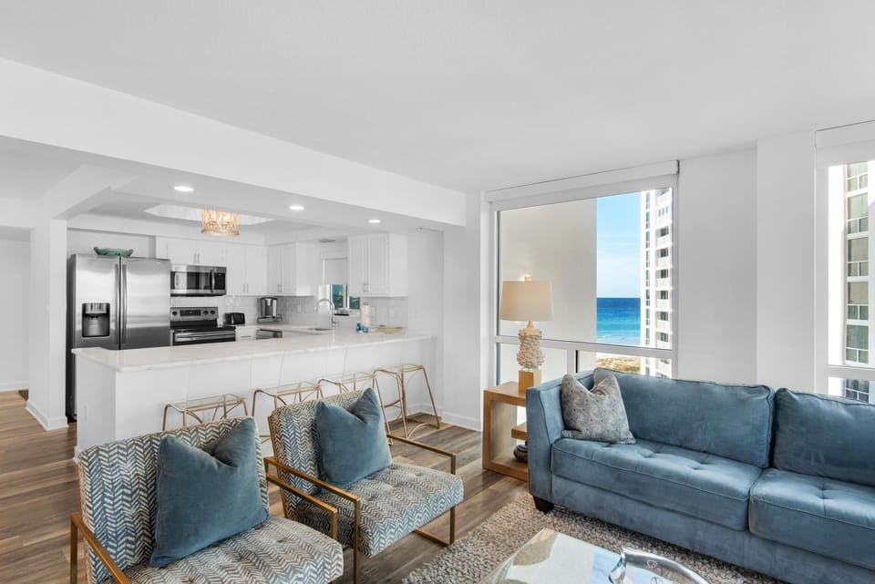Condo, Multiple Beds (Shoreline Towers 1066) | Living area