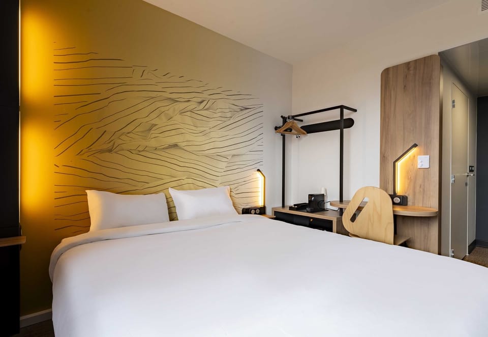Desk, soundproofing, free WiFi, bed sheets