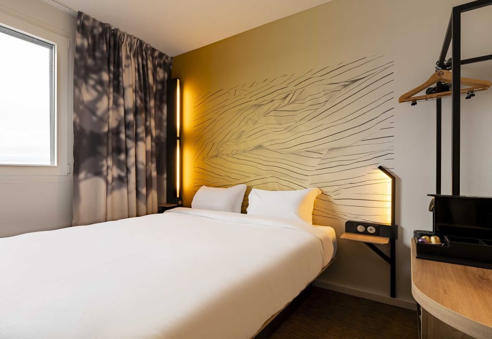 Desk, soundproofing, free WiFi, bed sheets