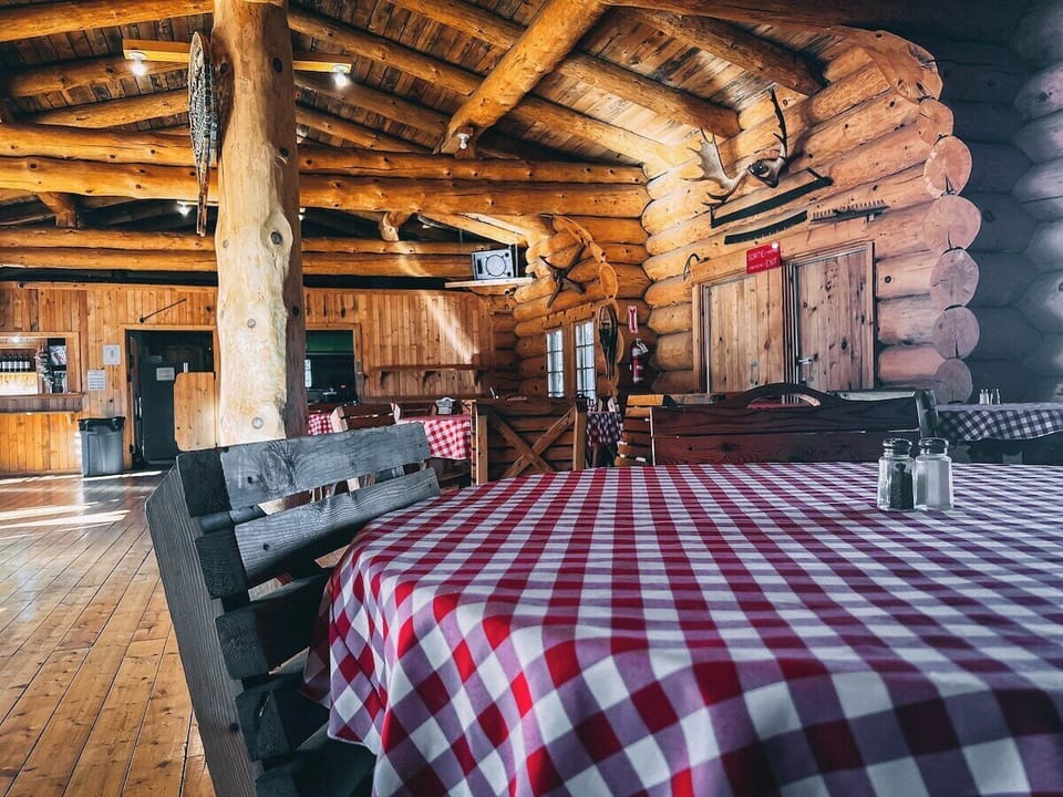 Le Lodge Arthur: Main building in ÖBois. You will find bathrooms, rest areas as well as a restaurant-bar.
