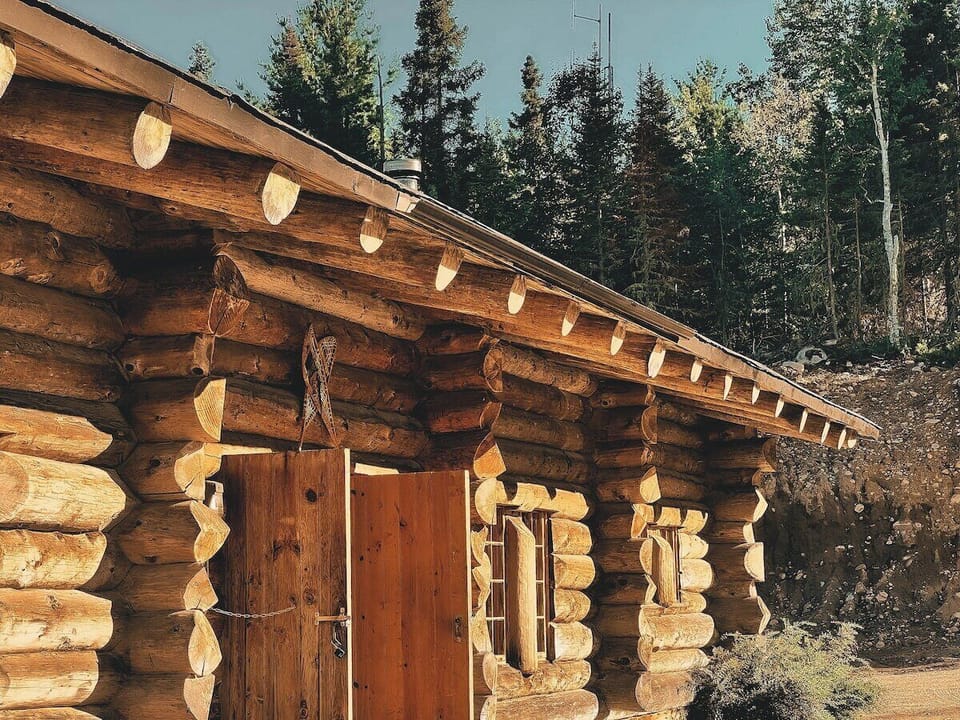 Le Lodge Arthur: Main building in ÖBois. You will find bathrooms, rest areas as well as a restaurant-bar.