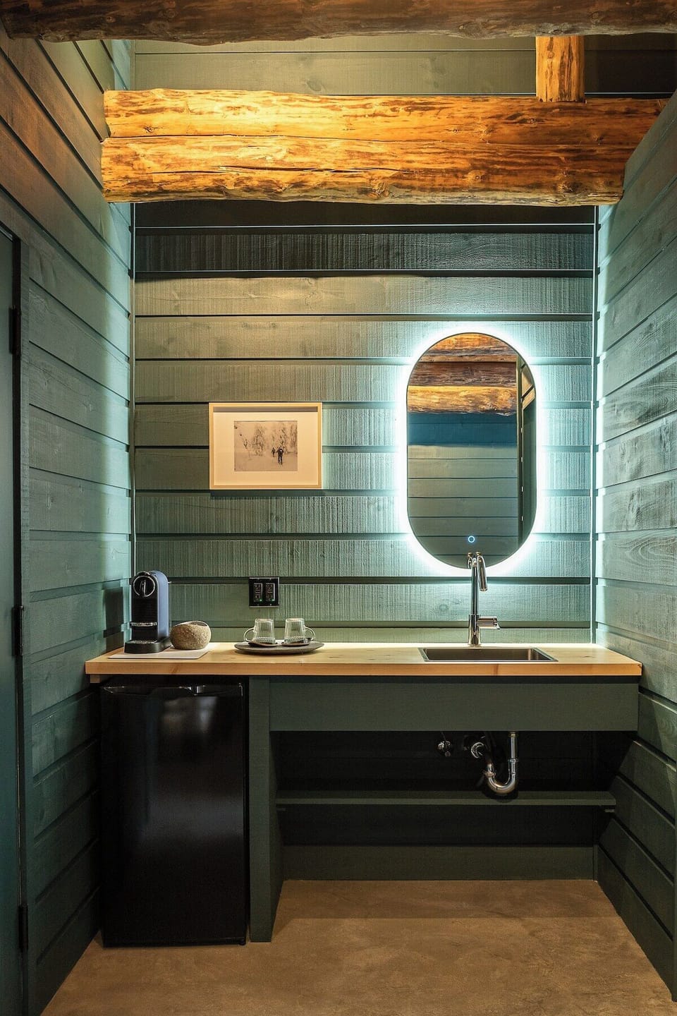 lavabo, mini-réfrigérateur, cafetière Nespresso, douche et toilette