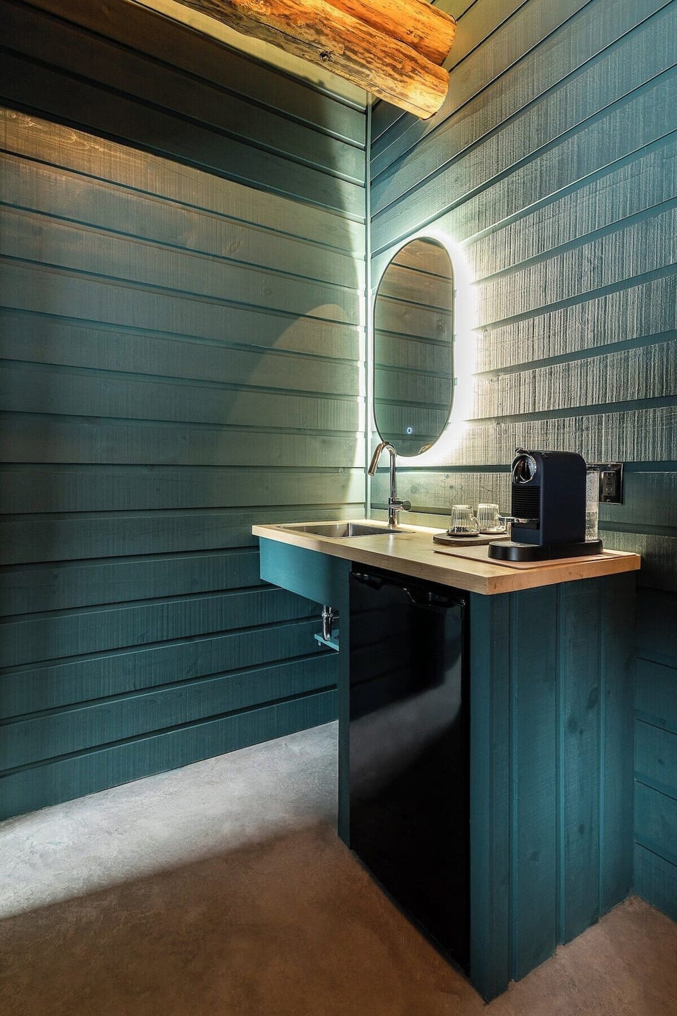 lavabo, mini-réfrigérateur, cafetière Nespresso, douche et toilette