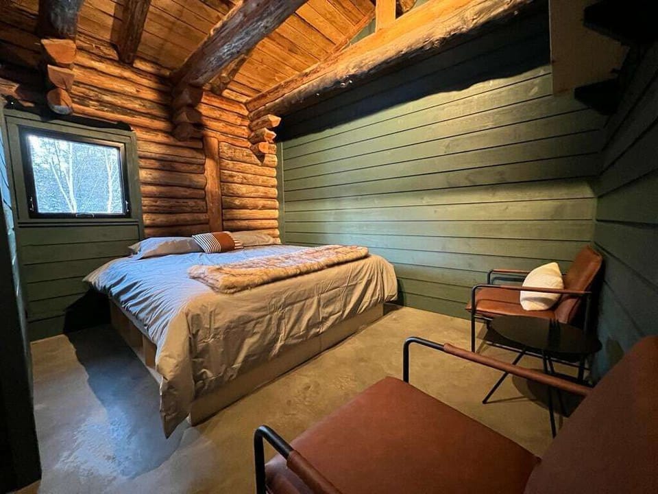Superior bedroom with king bed (separable into 2 single beds)