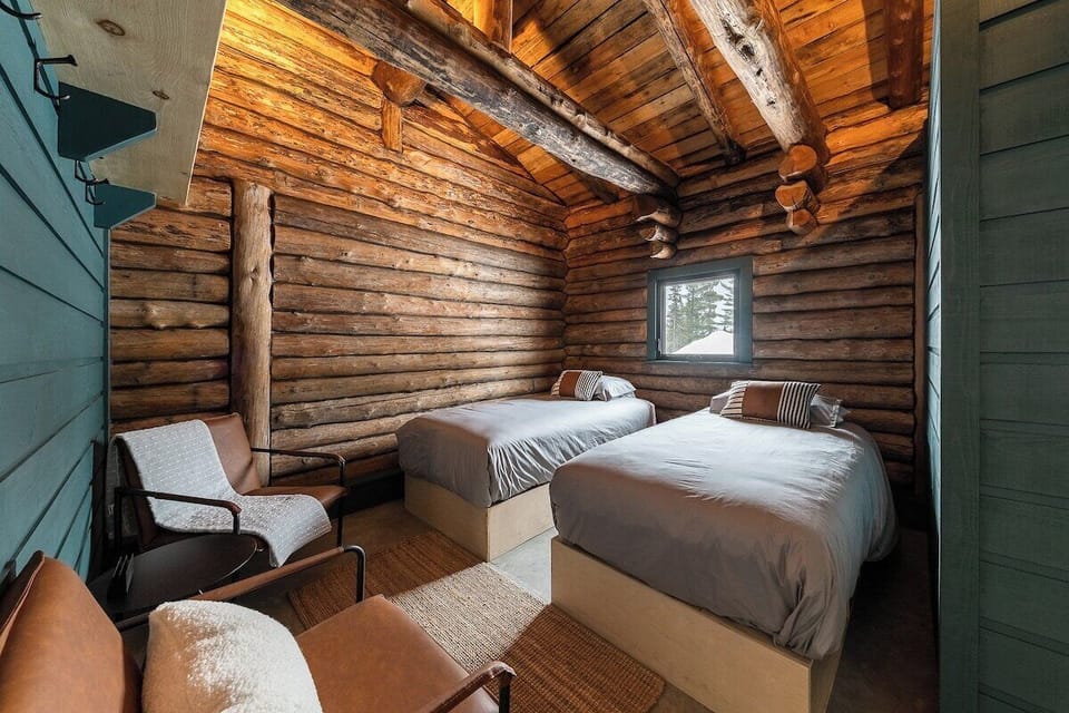 Superior bedroom with king bed (separable into 2 single beds)