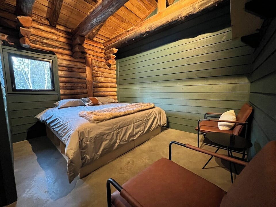 Superior bedroom with king bed (separable into 2 single beds)