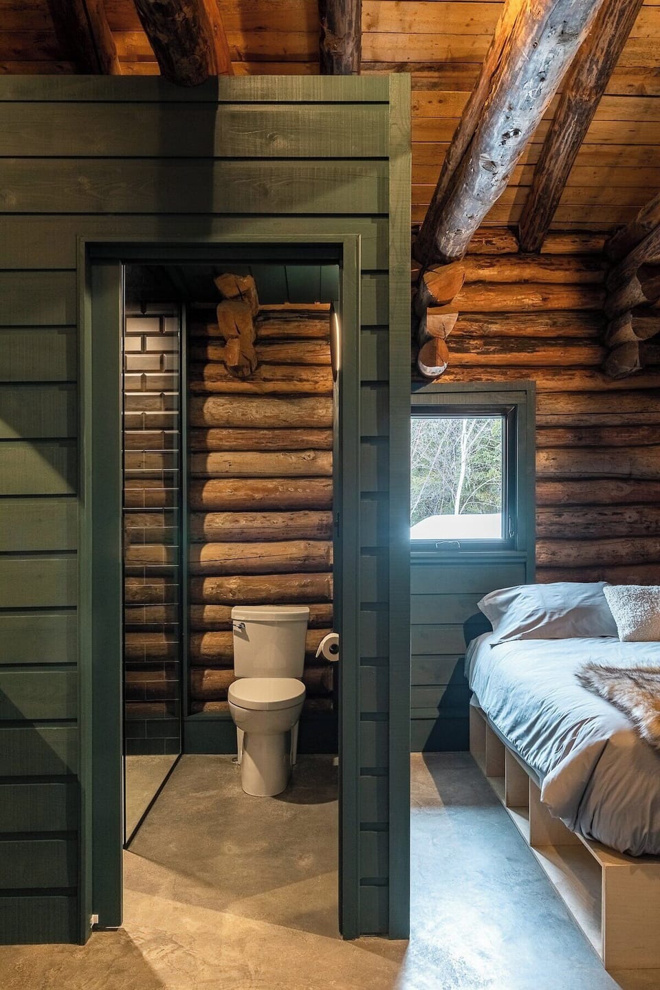 Superior bedroom with king bed (separable into 2 single beds)