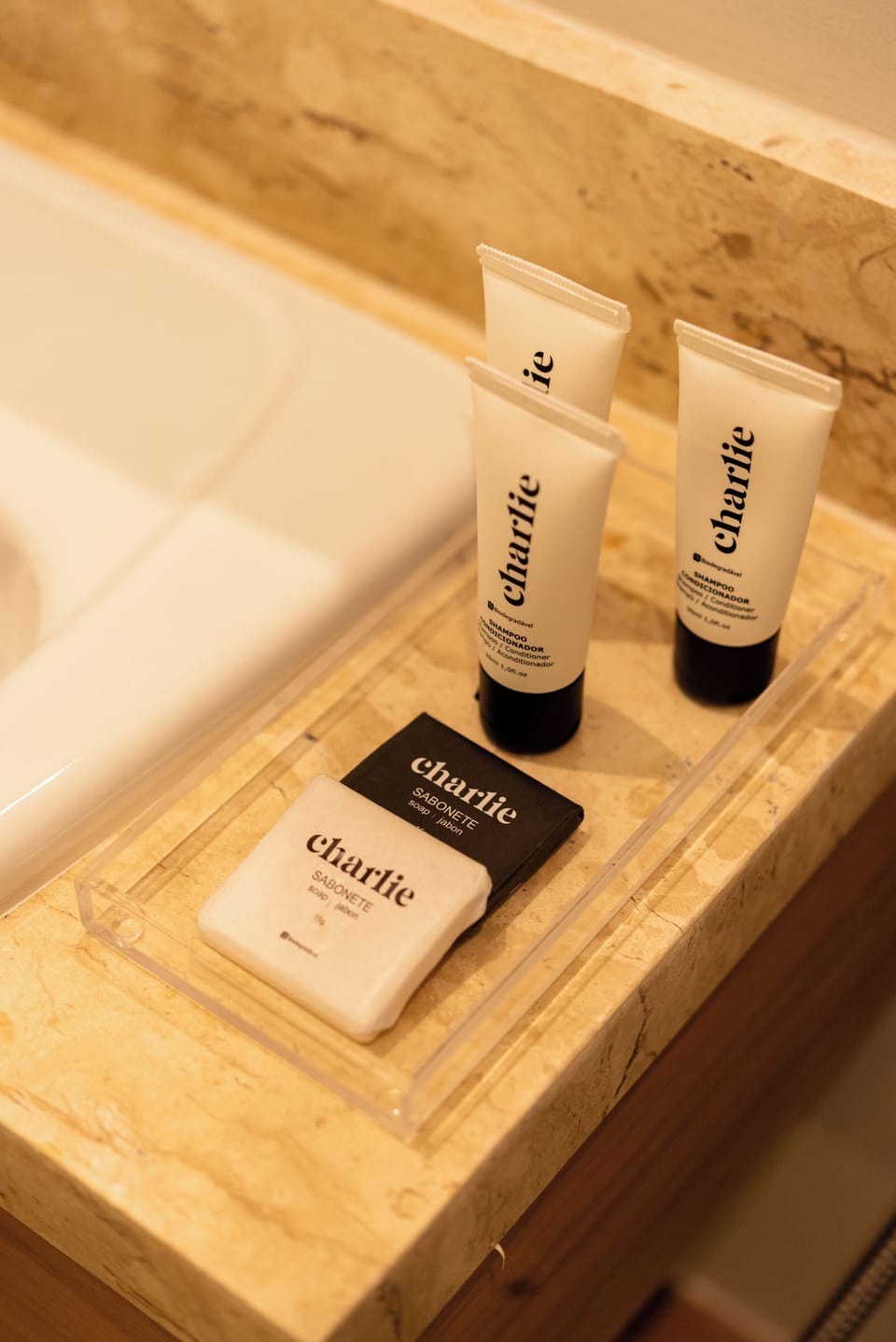 Studio Casal | Bathroom | Shower, bidet, towels, soap