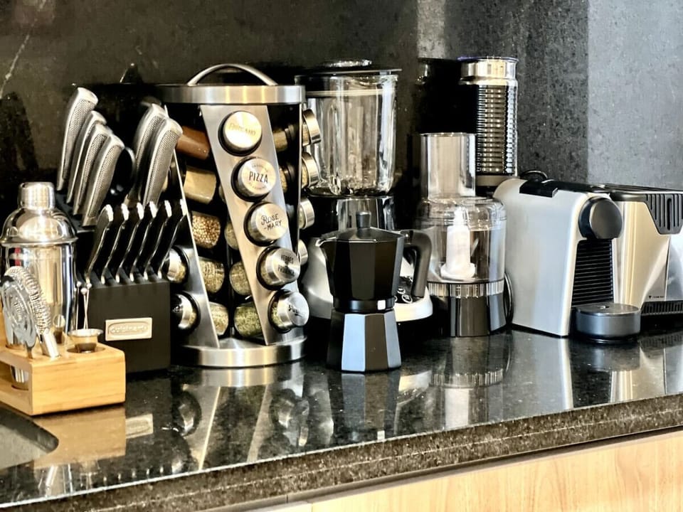 Equipamiento de primera para que no te preocupes durante tu estancia y disfrutes de grandes comidas  y cócteles al lado de tus seres queridos.